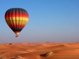沙漠上的热气球