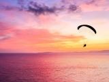 大海上的滑翔伞