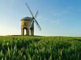 草地上的古老风车