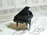乐谱上的折纸钢琴