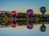湖面上的彩色热气球