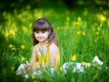 草丛中的可爱小女孩